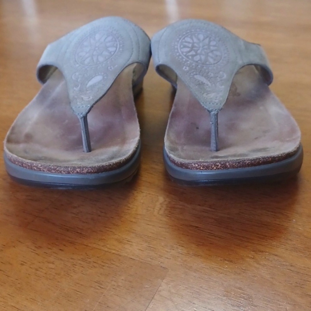 Dansko Priya Tooled Thong Gen. Leather Sandals Olive Green Upper W-7.5/8